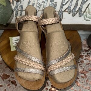 NWT Daisy Fuentes metallic rose gold and Silver Sandals